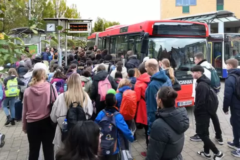 Weil keine Züge fahren: Schienenersatzverkehr in Speyer. 