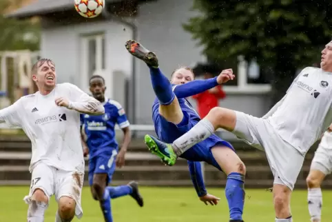 Kann zaubern und Steinbachs Trainer Daniel Ghoul warnt vor ihm: Rodenbachs Torjäger Marco Heieck (Mitte) schießt auch Kunsttore.