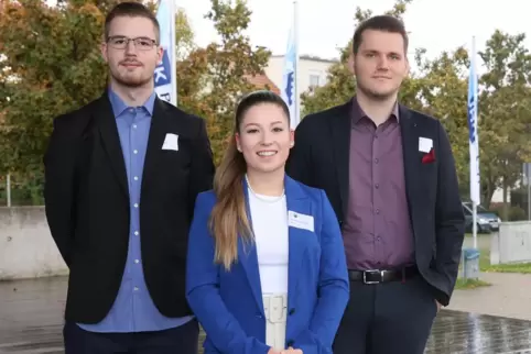 Für herausragende Leistungen von der IHK geehrt: (von links) die Neustadter Patrick Leroux, Lara-Kristin Theilmann, Stijn Hendri