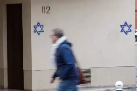 Ein Gebäude in Paris, dessen Fassade nachts mit Davidsternen besprüht wurde. 