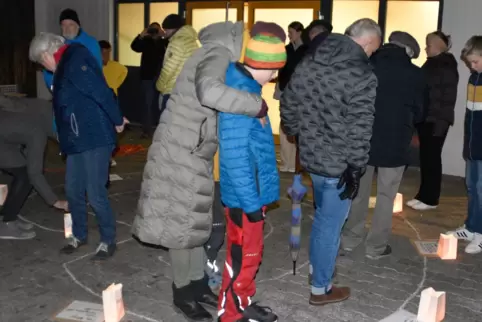 Mit Teelichtern wurde an die Verbrechen erinnert, die auch Wachenheimer Juden angetan wurden. 
