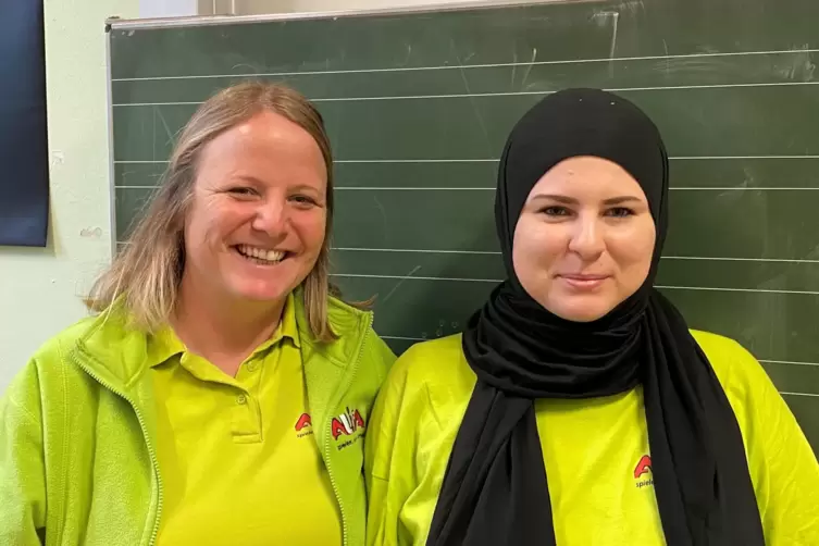Die beiden Mitarbeiterin des Wormser Alisa-Zentrums, die das Projekt in der Gr&auml;fenauschule anbieten: Jutta Heim (links) und Isab