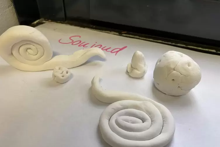 Selbstgemachte Spielfiguren aus tonhaltiger Knete.