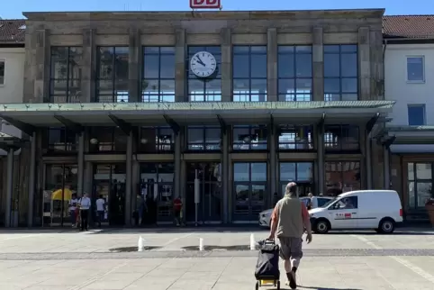 Wer von Kaiserslautern nach Pirmasens fahren will, kann das Samstag und Sonntag mit dem Zug nur am Vormittag tun. 