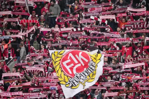 Einige FCK-fans werden sicher auch die Fahrt nach Wiesbaden auf sich nehmen. Ist ja nicht so weit. 