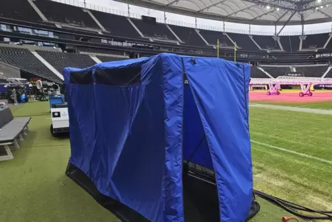 Das „blaue Zelt“ der NFL ist berühmt. Um einen Spieler zu untersuchen, wird es aufgeklappt. 