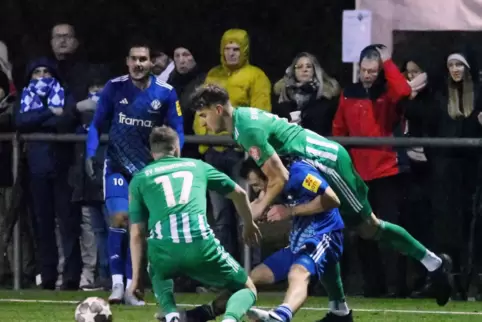 Wegen des Regenwetters wurde nicht im Stadion, sondern auf dem Kunstrasen-Nebenplatz gespielt. Dort war Auersmacher (in Grün) de