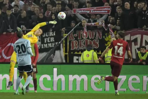 Shit happens: Julian Krahl unterschätzt im Spiel gegen den Hamburger SV eine Flanke völlig und muss den Ball ins Tor passieren l