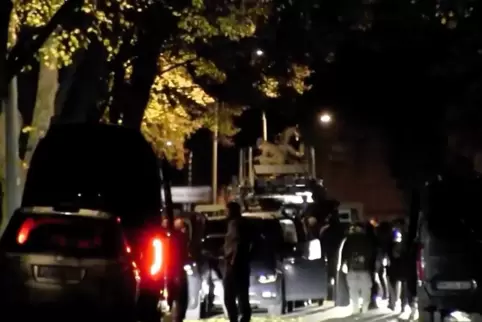 Der Verdächtige sei gegen 0.30 Uhr in der Nacht auf Sonntag im Dachgeschoss des Gebäudes in der Gemeinde Milower Land von den Ei