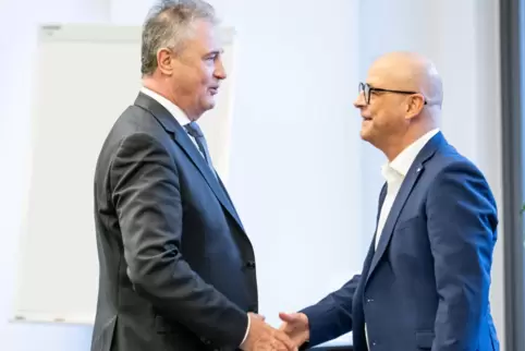 Am Donnerstag begannen die Verhandlungen zwischen Deutscher Bahn und GDL, unser Bild zeigt GDL-Chef Claus Weselsky (links) und B