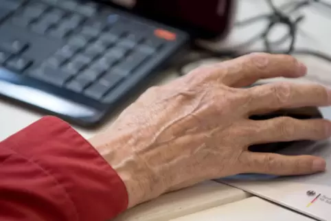 Die Gemeindeschwester übernimmt keine pflegerischen Aufgaben. Sie hilft aber zum Beispiel Senioren beim Umgang mit dem Internet.