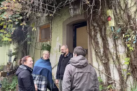 Jenni Follmann verleiht ihr Haus an vier Personen, die eine WG auf Zeit leben. Von links: Jenni Follmann, Pamela Hirschmann, Jür