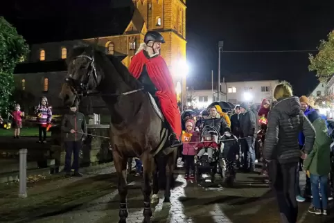Die kleinen Laternengänger waren beim St-Martins-Umzug von dem Pferd beeindruckt. 