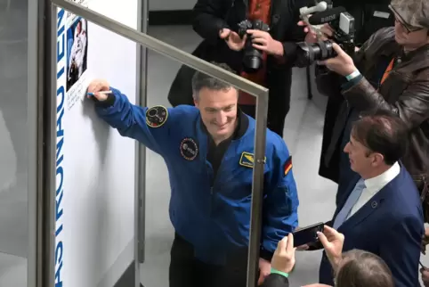 Raumfahrer: Matthias Maurer trägt sich im Speyerer Technik-Museum in die Liste der Astronauten ein. 