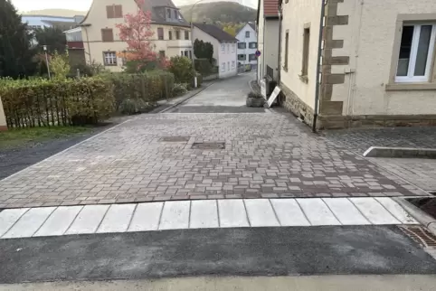 In der oberen Ringstraße ist die Fahrbahn auf das Niveau der Bürgersteige angehoben worden. Somit ist künftig der Weg vom Parkpl In der oberen Ringstraße ist die Fahrbahn auf das Niveau der Bürgersteige angehoben worden. Somit ist künftig der Weg vom Parkpl