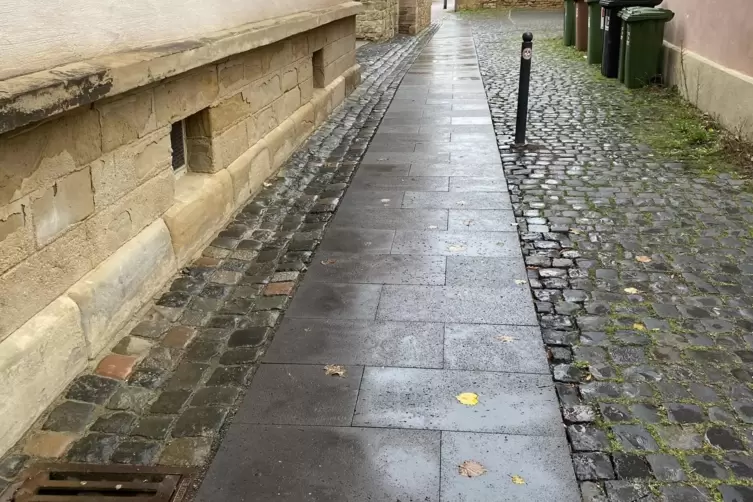 Zwischen Schlossstra&szlig;e und Rognacplatz wurde ein Laufweg aus Basaltlava ins holprige Pflaster eingezogen. 