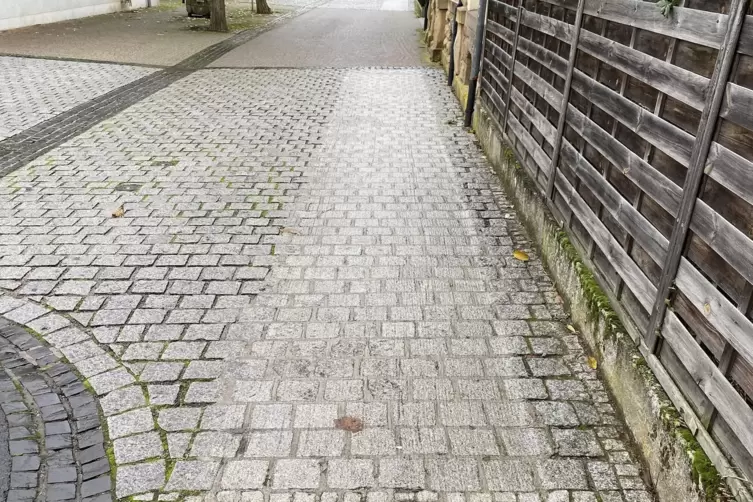 Die untere Ringstra&szlig;e wurde durch Abschleifen des Pflasters auf Streifen seitlich der Fahrbahn leichter begehbar gemacht.