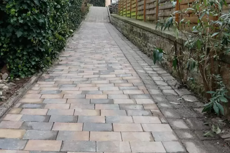Bereits vor knapp zwei Jahren ist der zuvor geschotterte Verbindungsweg zwischen Sparkassen-Parkplatz und Rosmarienstra&szlig;e gepfla