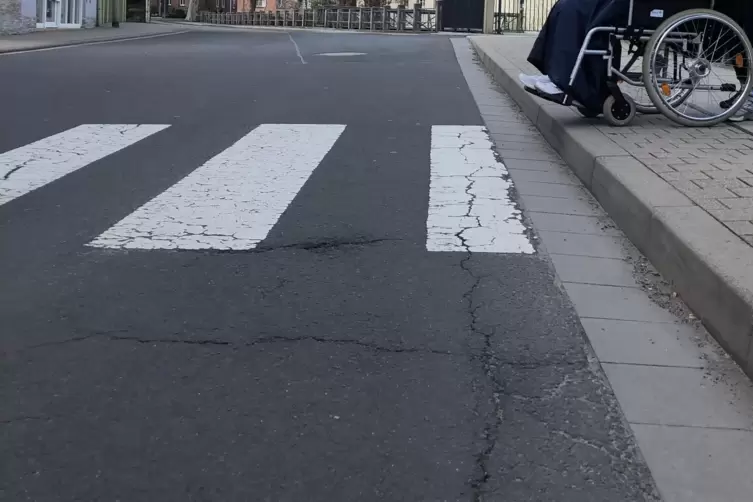 Soll im Zuge der Altstadtsanierung beseitigt werden: der H&ouml;henunterschied zwischen Fahrbahn und B&uuml;rgersteig am Zebrastreifen in 