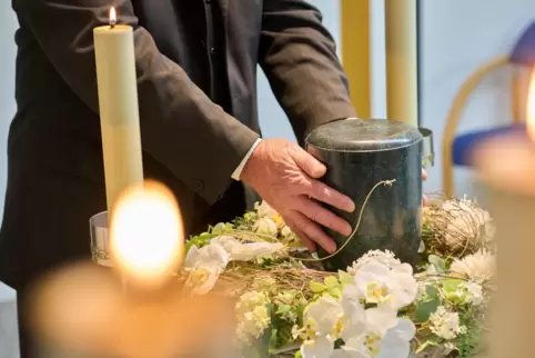 Ein Mensch ist gestorben, und jemand soll die Trauerrede halten. Das muss nicht unbedingt ein Geistlicher sein. 