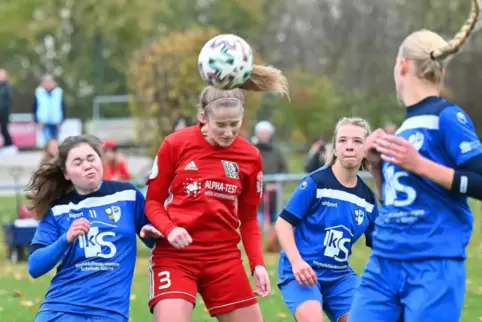 Lisa Eisenhauer (Mitte) erzielt in der Nachspielzeit das 2:0 für den 1. FFC Niederkirchen.