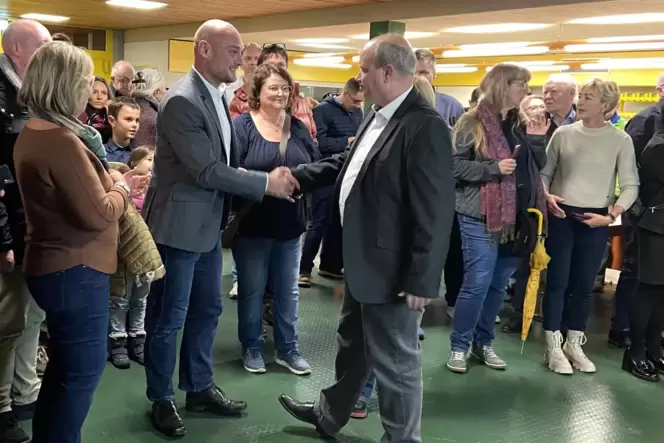 Kurz nach der Veröffentlichung des Wahlergebnisses: Amtsinhaber Dennis Nitsche (SPD) und Herausforderer Steffen Weiß (FW).