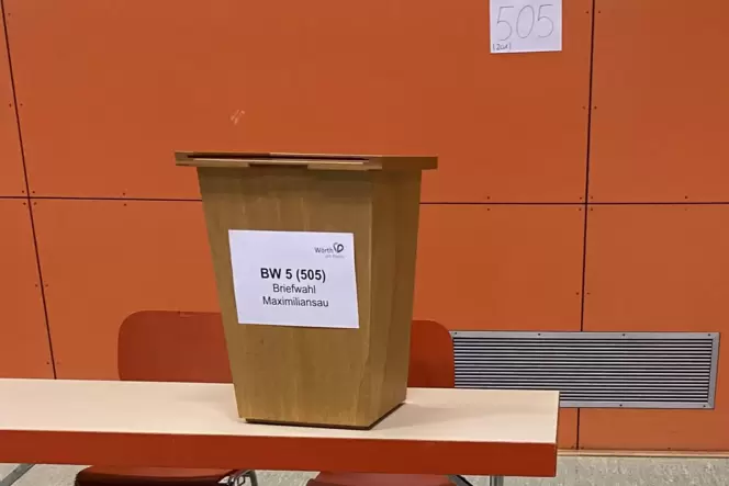 Nach der Wahl in der Bienwaldhalle. Aber in zwei Wochen werden erneut Stimmen ausgezählt. Nach der Wahl in der Bienwaldhalle. Aber in zwei Wochen werden erneut Stimmen ausgezählt.
