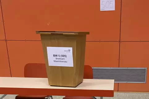 Nach der Wahl in der Bienwaldhalle. Aber in zwei Wochen werden erneut Stimmen ausgezählt. 