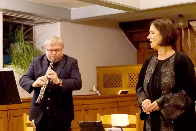 Helmut Engelhardt (Saxophon, Klarinette) und Constanze Akherraz-Kirchner (Mezzosopran) beim Konzert in Erfenbach. 