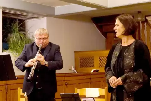 Helmut Engelhardt (Saxophon, Klarinette) und Constanze Akherraz-Kirchner (Mezzosopran) beim Konzert in Erfenbach. 
