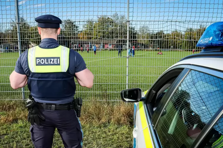Erneut wurde die Polizei zu einem Fußballspiel gerufen, weil die Luft brannte. 