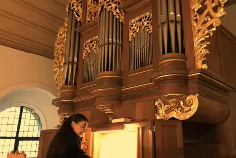 Petra Gries beim Gastspiel an der Stumm-Orgel in Finkenbach-Gersweiler. 