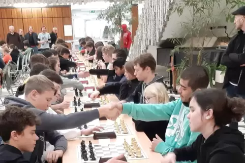 Händeschütteln: Schachspieler in Schifferstadt.