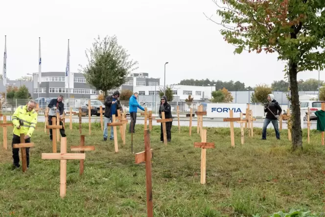 Mitarbeiter stellen für jeden bedrohten Arbeitsplatz vor dem Werk ein Holzkreuz auf. Mitarbeiter stellen für jeden bedrohten Arbeitsplatz vor dem Werk ein Holzkreuz auf.