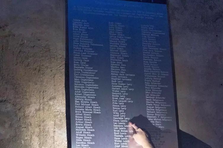 Auf der Gedenktafel an der Synagogenruine in Homburg stehen alle Namen mit j&uuml;dischem Glauben, die 1938 in der Stadt lebten. 