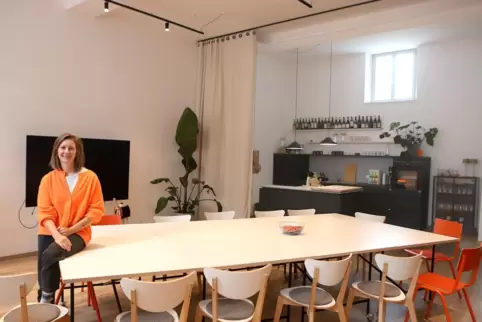 Catjana Bechtle ist der Käpt’n des Ruderclubs. Hier im großen Event-Raum mit Küche.