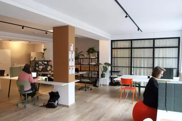 Im Coworking-Bereich stehen bis zu 20 Arbeitspl&auml;tze zur Verf&uuml;gung. 