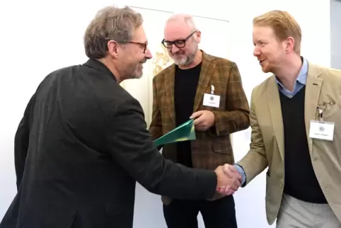 Reiner Mährlein (links) und die beiden Initiatoren des Art Awards Jörg Heieck und Tobias Wiebelt.