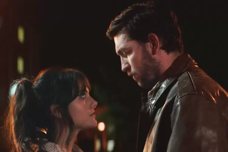 Margot (Emilia Jones) und Robert (Nicholas Braun) kommen sich n&auml;her.