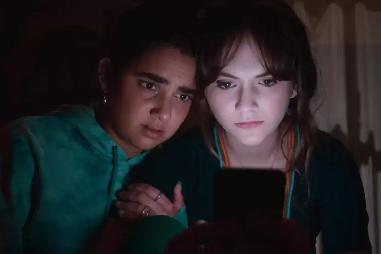 Taylor (Geraldine Viswanathan) hilft ihrer Freundin Margot (Emilia Jones). 