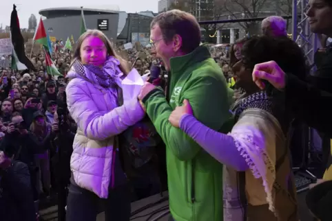 Auf der Bühne kam es zu einer Rangelei zwischen Thunberg und einem Klimaaktivisten.