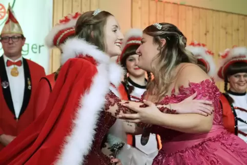 Ordensfest der Herschberger Narren: die verabschiedete Prinzessin Lea I. (rechts) beglückwünscht die neue Tollität Janina I..