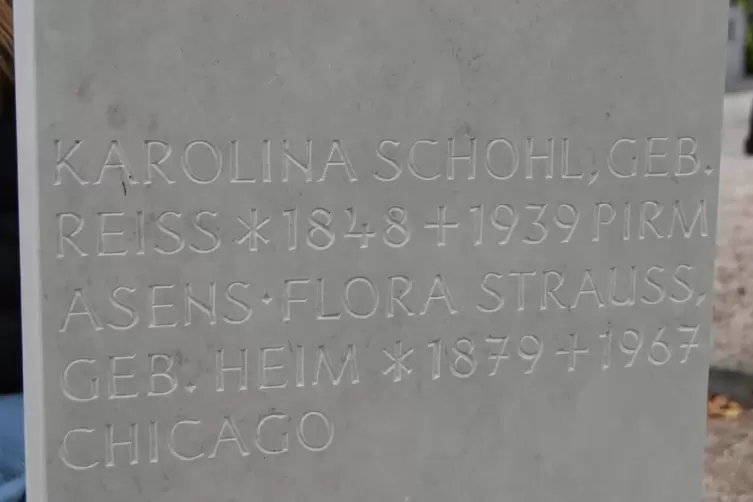Die auf der Stele nachgetragenen Namen der beiden in Rödersheim geborenen Jüdinnen Karolina Schohl und Flora Strauss, die Wolfga