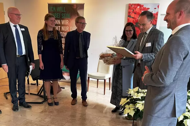 Ober&auml;rztin Verena Memmer und Chefarzt Volker Moog bei der Ehrung. 