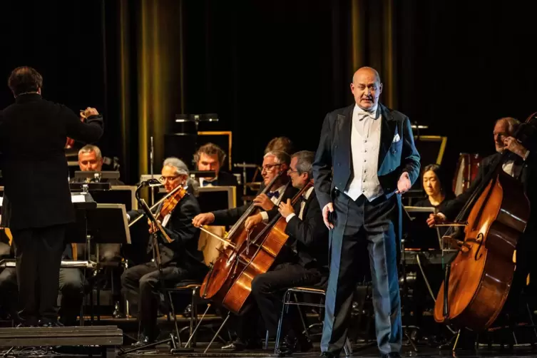 Die Operettengala des Sorbischen Nationalensembles mit Tenor Tomas Janczak (Mitte) war lebhaft und mitreißend.