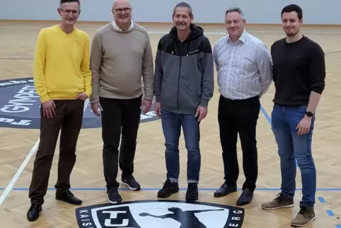 Nach der Jahreshauptversammlung präsentiert sich der neu gewählte geschäftsführende Vorstand des TuS 04 Kaiserslautern-Dansenber