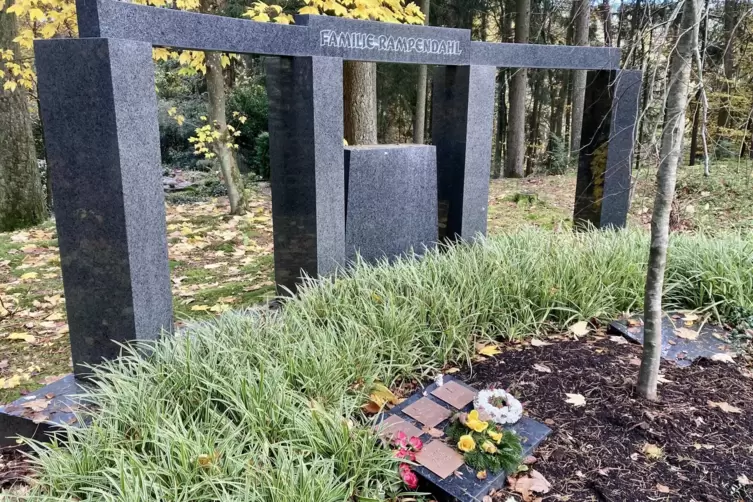 Das Rampendahl-Grab auf dem Waldfriedhof ist eine erhaltenswürdige Grabstätte, die heute als sogenannte Ruhegemeinschaft gilt. D