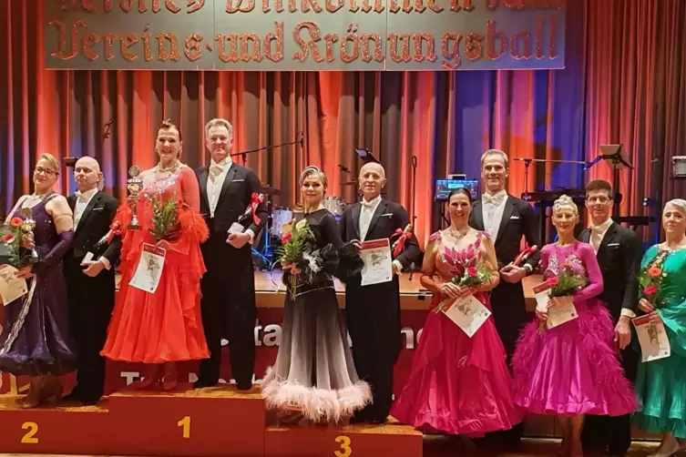 Spannende Entscheidungen: In der Klasse der Masters III A Standard siegten Brigitte und Oskar Schell aus Wiesbaden vor Kerstin S