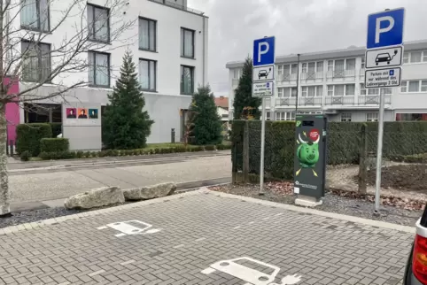 Auf dem privaten Parkplatz des Hotel Kunz in Winzeln findet sich die einzige E-Ladestation der Stadtwerke in einem Vorort.