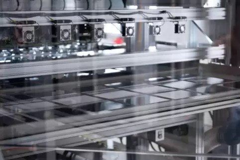 Eine Industrieanlage verarbeitet Silizium-Scheiben, die für Solaranlagen benötigt werden. 